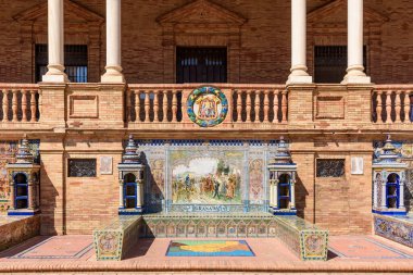 Sevilla, İspanya - 01 Ağustos 2024: Sevilla, Endülüs 'te Plaza de Espana. Espana Plaza de Espana, İspanya 'nın Seville kentinde 1928 yılında inşa edilen bir plazadır..