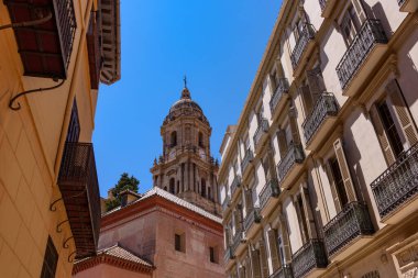 Malaga, İspanya - 06 Ağustos 2024: Malaga Katedrali veya Santa Iglesia Katedrali Baslica de la Encarnacin, ikonik bir ulusal simge, 16. yüzyıl barok cephesi