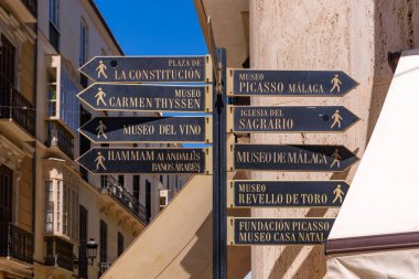 Malaga, İspanya - 02 Ağustos 2024: Malaga 'nın merkezinde yol işaretleri ve işaretler.