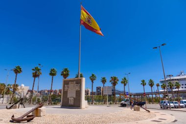 Malaga, İspanya - 06 Ağustos 2024: Palmeral de las Sorpresas limanında geziniyor. Malaga, Endülüs. Bandera de Espaa