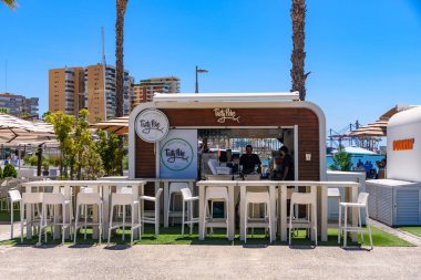 Malaga, İspanya - 06 Ağustos 2024: Palmeral de las Sorpresas limanında geziniyor. Malaga, Endülüs. Malaga sahilinde küçük restoranlar