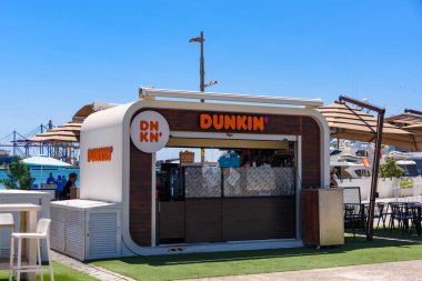 Malaga, İspanya - 06 Ağustos 2024: Palmeral de las Sorpresas limanında geziniyor. Malaga, Endülüs. Malaga sahilinde küçük restoranlar