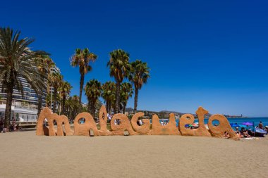Malaga, İspanya - 02 Ağustos 2024: La Malagueta Sahili - Malaga, Endülüs, İspanya. La Malagueta Plaj Tabelası