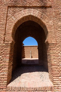 Malaga, İspanya - 06 Ağustos 2024: Malaga 'daki Gibralfaro kalesinin duvarları ve kalesi. Castillo de Gibralfaro.