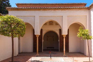 Malaga, İspanya - 06 Ağustos 2024: Malaga 'daki Gibralfaro kalesinin duvarları ve kalesi. Castillo de Gibralfaro.