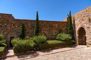 Malaga, İspanya - 06 Ağustos 2024: Malaga 'daki Gibralfaro kalesinin duvarları ve kalesi. Castillo de Gibralfaro.