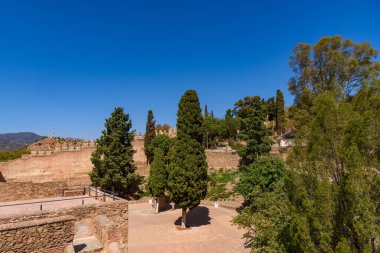 Malaga, İspanya - 06 Ağustos 2024: Malaga 'daki Gibralfaro kalesinin duvarları ve kalesi. Castillo de Gibralfaro.