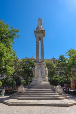 Seville, İspanya - 01 Ağustos 2024: Kusursuz gebelik anıtı Plaza del Triunfo Seville Anıtı