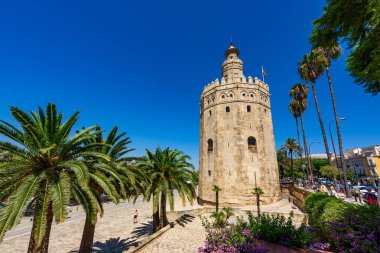 Seville, İspanya - 01 Ağustos 2024: Sevilla 'daki Torre del Oro Altın Kulesi 
