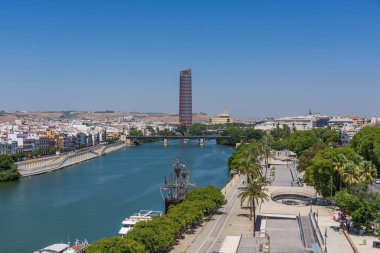 Seville, İspanya - 01 Ağustos 2024: Guadalquivir Nehri şehir merkezi, Sevilla, İspanya