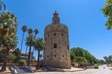 Seville, İspanya - 01 Ağustos 2024: Sevilla 'daki Torre del Oro Altın Kulesi 