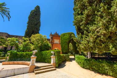 Sevilla, İspanya - 01 Ağustos 2024: Royal Palace 'daki Patio de las Doncellas, Seville, Endülüs, İspanya' daki Real Alcazar (1360 yılında inşa edildi). Sevilla 'nın Alczar' ı, resmi adı Sevilla Kraliyet Alczar 'ı.,