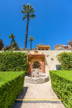 Sevilla, İspanya - 01 Ağustos 2024: Royal Palace 'daki Patio de las Doncellas, Seville, Endülüs, İspanya' daki Real Alcazar (1360 yılında inşa edildi). Sevilla 'nın Alczar' ı, resmi adı Sevilla Kraliyet Alczar 'ı.,