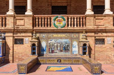 Sevilla, İspanya - 01 Ağustos 2024: Sevilla, Endülüs 'te Plaza de Espana. Espana Plaza de Espana, İspanya 'nın Seville kentinde 1928 yılında inşa edilen bir plazadır..