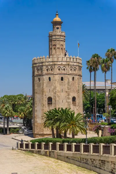 Seville, İspanya - 01 Ağustos 2024: Sevilla 'daki Torre del Oro Altın Kulesi 