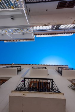 Marbella, İspanya - 06 Ağustos 2024: Marbella, İspanya sokaklarında yürümek. Marbella 'nın merkezinde çatılar.