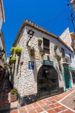 Marbella, İspanya - 06 Ağustos 2024: Marbella, İspanya sokakları.