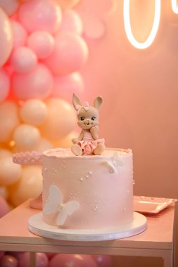 İlk doğum günü pastası. Tavşan figürü ve kelebek süslemeleri.