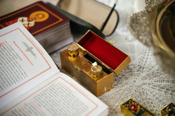 Novi Sad, Sırbistan - 29 Mart 2025: Hıristiyan vaftiz için bir rahibin aksesuarları. Kitaptaki metin Sırpça.