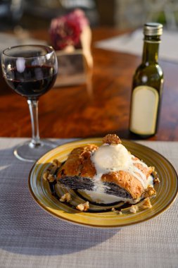 İçinde haşhaş tohumu ve dondurma olan turta.