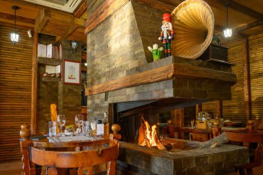 Sremski Karlovci, Sırbistan - 12 Nisan 2025: Şömineli Retro restoranı.