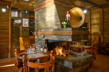 Sremski Karlovci, Sırbistan - 12 Nisan 2025: Şömineli Retro restoranı.