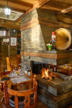 Sremski Karlovci, Sırbistan - 12 Nisan 2025: Şömineli Retro restoranı.