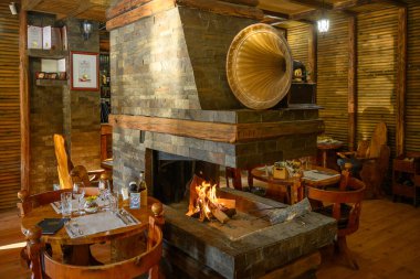 Sremski Karlovci, Sırbistan - 12 Nisan 2025: Şömineli Retro restoranı.