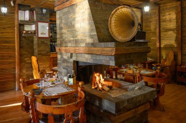 Sremski Karlovci, Sırbistan - 12 Nisan 2025: Şömineli Retro restoranı.