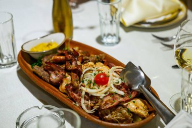 Karışık ızgara ve kızarmış sebze.