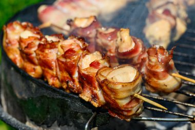 Şiş (Sırpça: Raznjici), Sırbistan 'da popüler bir ızgara et spesiyalidir..