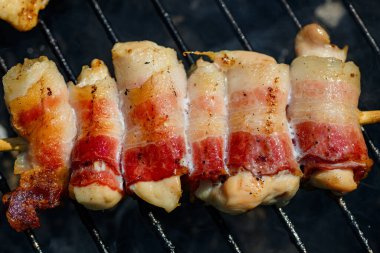 Şiş (Sırpça: Raznjici), Sırbistan 'da popüler bir ızgara et spesiyalidir..