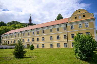 Novo Hopovo Manastırı, Sırbistan 'ın kuzeyindeki Fruka Gora Dağı' nda yer alan Sırp Ortodoks manastırıdır.. 