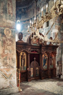 Fruska gora, Sırbistan - 17 Mayıs 2025: Bir Sırp Ortodoks manastırının Novo Hopovo Manastırının İçi.