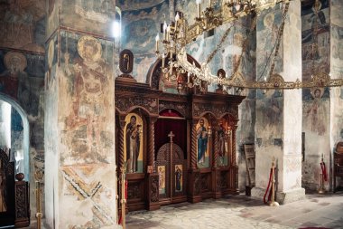 Fruska gora, Sırbistan - 17 Mayıs 2025: Bir Sırp Ortodoks manastırının Novo Hopovo Manastırının İçi.