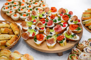 Ünlüler için masada yemek. Aperatifler masada - parti