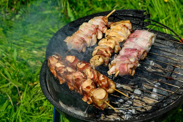 Şiş (Sırpça: Raznjici), Sırbistan 'da popüler bir ızgara et spesiyalidir..