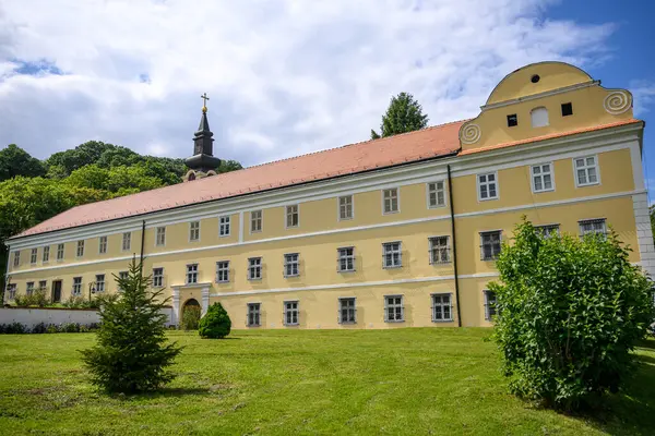 Novo Hopovo Manastırı, Sırbistan 'ın kuzeyindeki Fruka Gora Dağı' nda yer alan Sırp Ortodoks manastırıdır.. 