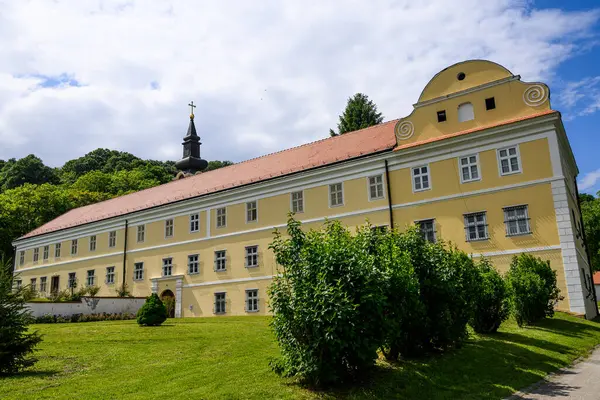 Novo Hopovo Manastırı, Sırbistan 'ın kuzeyindeki Fruka Gora Dağı' nda yer alan Sırp Ortodoks manastırıdır.. 