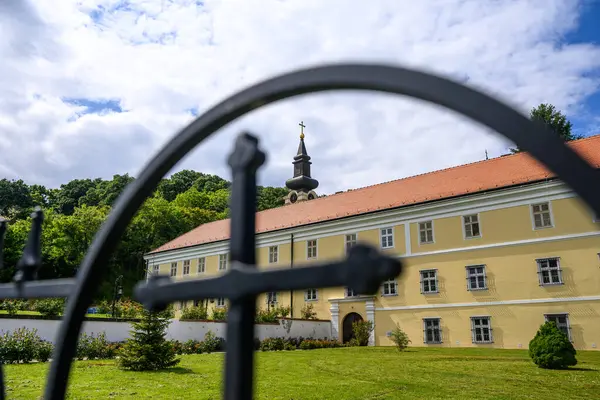 Novo Hopovo Manastırı, Sırbistan 'ın kuzeyindeki Fruka Gora Dağı' nda yer alan Sırp Ortodoks manastırıdır.. 