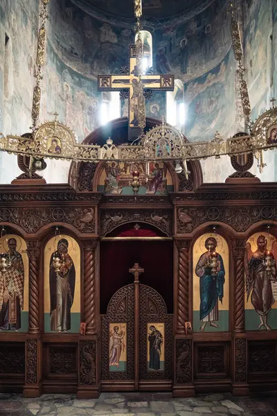 Fruska gora, Sırbistan - 17 Mayıs 2025: Bir Sırp Ortodoks manastırının Novo Hopovo Manastırının İçi.