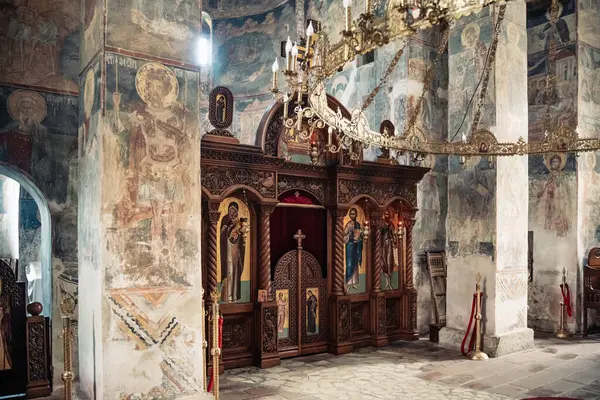 Fruska gora, Sırbistan - 17 Mayıs 2025: Bir Sırp Ortodoks manastırının Novo Hopovo Manastırının İçi.