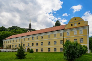 Novo Hopovo Manastırı, Sırbistan 'ın kuzeyindeki Fruka Gora Dağı' nda yer alan Sırp Ortodoks manastırıdır.. 