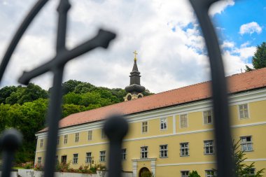 Novo Hopovo Manastırı, Sırbistan 'ın kuzeyindeki Fruka Gora Dağı' nda yer alan Sırp Ortodoks manastırıdır.. 