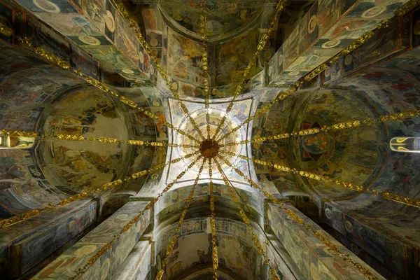 Fruska gora, Sırbistan - 25 Mayıs 2025: Bir Sırp Ortodoks manastırının Novo Hopovo Manastırının İçi.