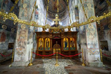 Fruska gora, Sırbistan - 25 Mayıs 2025: Bir Sırp Ortodoks manastırının Novo Hopovo Manastırının İçi.