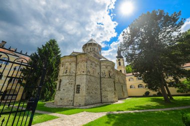 Novo Hopovo Manastırı, Sırbistan 'ın kuzeyindeki Fruka Gora Dağı' nda yer alan Sırp Ortodoks manastırıdır.. 