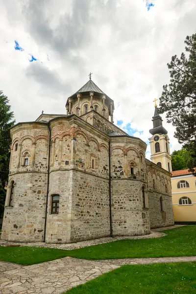 Novo Hopovo Manastırı, Sırbistan 'ın kuzeyindeki Fruka Gora Dağı' nda yer alan Sırp Ortodoks manastırıdır.. 