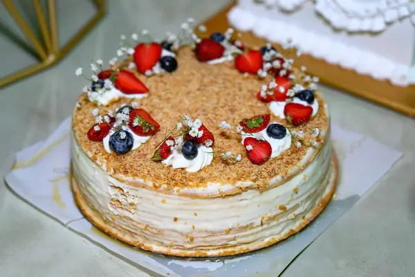 Çilekli ve kremalı yaban mersinli doğum günü pastası