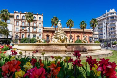 Seville, İspanya - 01 Ağustos 2024: Seville, İspanya 'da Puerta de Jerez Meydanı' ndaki Hispalis Çeşmesi. 